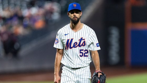 Mets pitcher launches glove into stands after getting ejected – MASHAHER