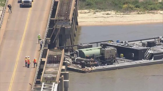 Barge collides with Pelican Island Causeway in Texas, causing damage and oil spill – MASHAHER