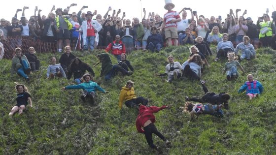 Cheese rolling: Dairy-loving daredevils descend on Cooper’s Hill in Gloucestershire for annual race | UK News – MASHAHER