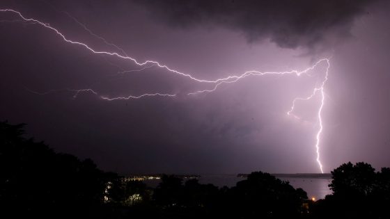 Weather: Thunderstorm warnings issued for large parts of UK after soaring temperatures | UK News – MASHAHER