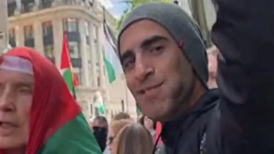 Anti-Hamas activist arrested for racism after waving BANANA at protesters – MASHAHER