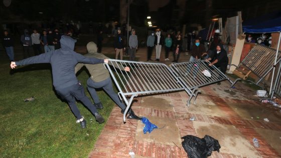 Pro-Palestine protesters clash with police on campus just hours after officers stormed Columbia and arrested dozens – MASHAHER