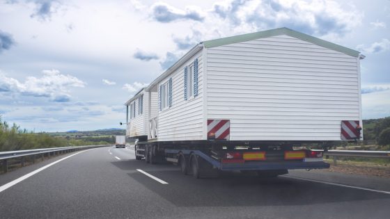 Prefab Home Falls Off Truck on Highway, Creating a Traffic Nightmare for Drivers – MASHAHER