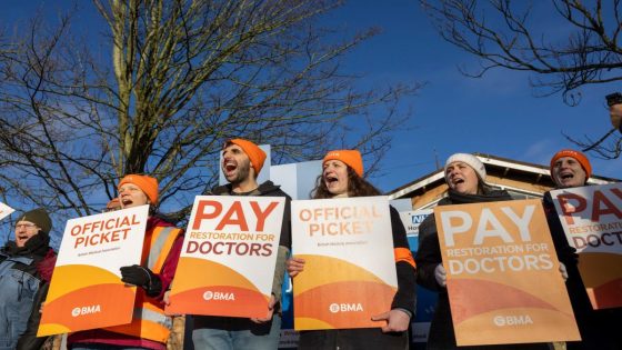 Junior doctors threaten winter strikes if Labour rejects 35pc pay rise – MASHAHER