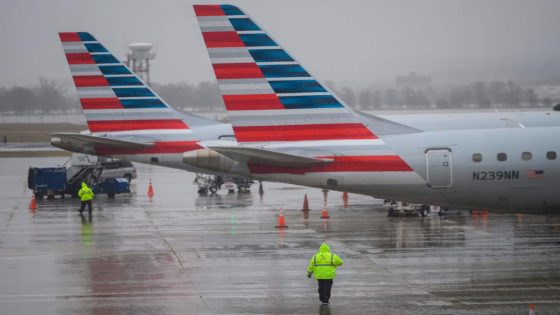 American Airlines plane rejects takeoff right before runway near-collision – MASHAHER