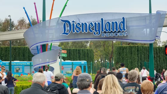 Disneyland employee dies after falling off golf cart at California theme park – MASHAHER