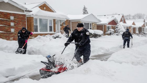 Chicago to provide free sidewalk snow removal services in four areas next year, Mayor Brandon Johnson announces – MASHAHER