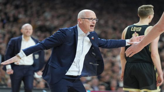 Dan Hurley turns down six-year, $70 million Lakers deal to stay at UConn – MASHAHER