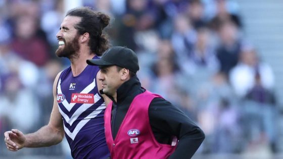 Fremantle Dockers captain Alex Pearce suffers apparent elbow injury against Gold Coast Suns – MASHAHER