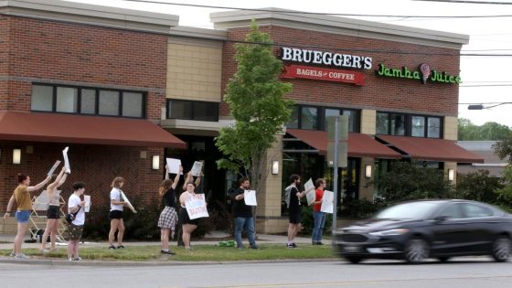 Workers at Iowa City, Coralville Bruegger’s Bagels sites picket over unionization attempt – MASHAHER