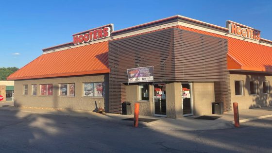 Hooters closes 2 Kansas City area locations, a ‘difficult decision.’ Only 2 remain – MASHAHER