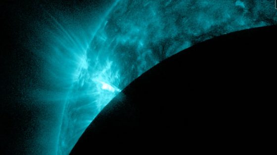 Volatile Sunspot Gets Photobombed By The Moon In Amazing Spacecraft View – MASHAHER