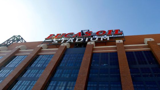 Wild timelapse video shows Olympic swimming pool being installed in NFL stadium – MASHAHER