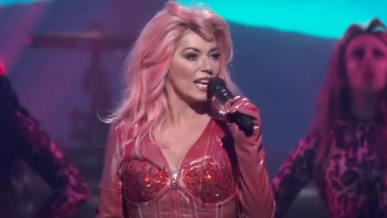 Shania Twain Shares Fan Video Of Her ‘Hilarious’ Concert Faux Pas, And I Love That She Can Poke Fun At Herself – MASHAHER