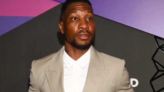 Jonathan Majors Breaks Down in Tears in Hollywood Unlocked Awards – MASHAHER