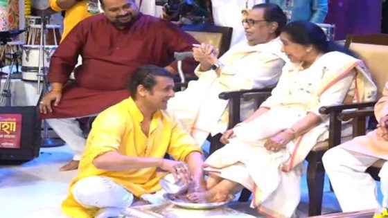 Sonu Nigam washes Asha Bhosle’s feet with rose petals in heartfelt tribute, watch : Bollywood News – MASHAHER