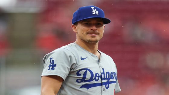 Dodgers’ Enrique Hernandez makes error during in-game interview, but doesn’t think he was distracted – MASHAHER