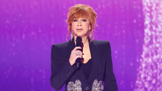 Online Rumor Claims Reba McEntire Stormed Off ‘The Voice’ After Producers Kicked Her Off the Show. Here Are the Facts – MASHAHER