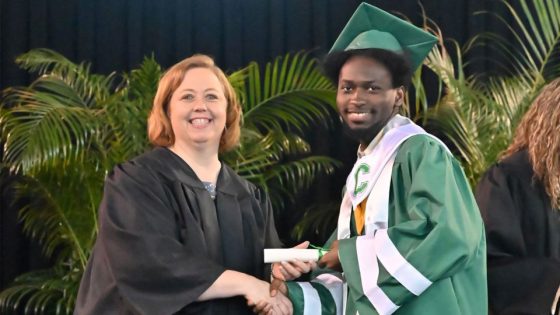 Louisiana graduate finishes high school as valedictorian while being homeless – MASHAHER