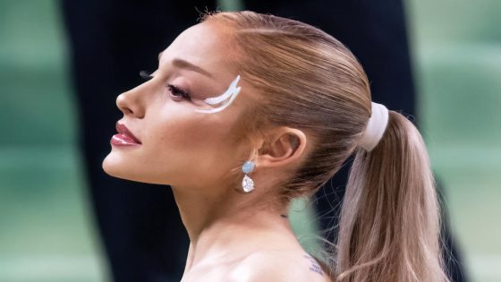 People Are Calling Out Ariana Grande’s “Incredibly Weird” And “Offensive” Comments About Jeffrey Dahmer – MASHAHER