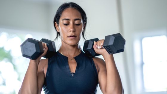 Forget burpees — this low impact 20-minute dumbbell workout strengthens your whole body without jumping – MASHAHER