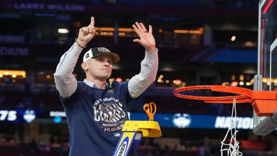 Report: Lakers targeting UConn’s Dan Hurley for head coaching job – MASHAHER