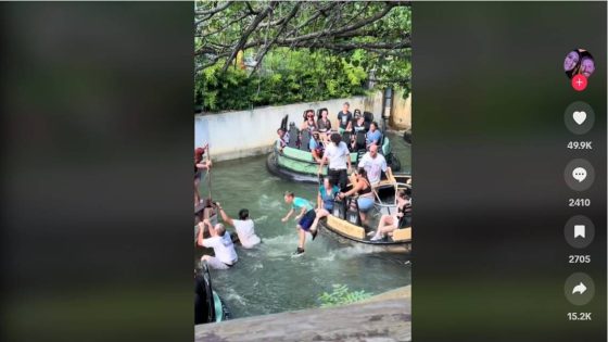 Riders jump off Roaring Rapids at Six Flags Over Texas to escape stuck raft in viral video – MASHAHER