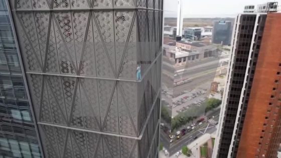 Man tries to climb Buenos Aires building without ropes – MASHAHER