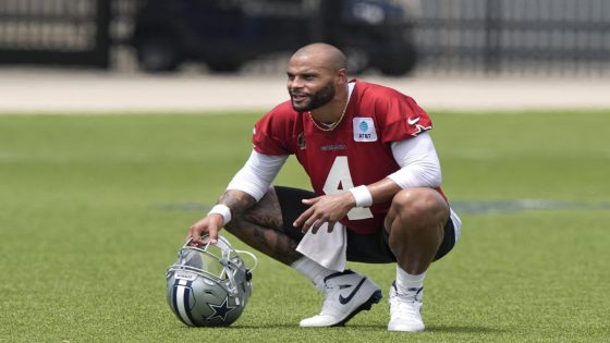 Cowboys QB Dak Prescott seen in walking boot on vacation; reportedly had ‘mild right foot sprain’ – MASHAHER