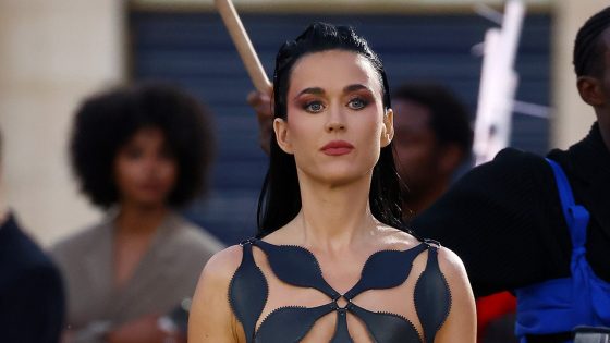 Katy Perry goes nearly naked wearing cut-out black dress in Paris – MASHAHER