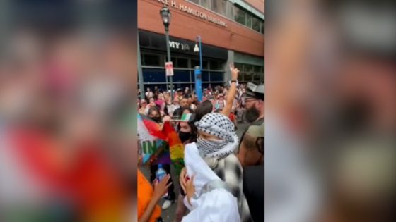 Anti-Israel demonstrators seen on video bringing Philadelphia Pride Parade to a halt – MASHAHER