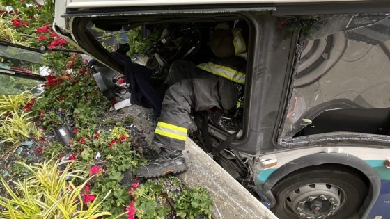 At least 11 injured as bus crashes into Seattle building, fire department says – MASHAHER