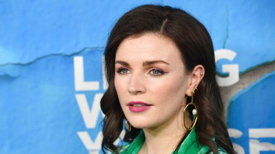 Comedian Aisling Bea expecting first child – and announces with help from Paul Rudd and Travis Kelce | Ents & Arts News – MASHAHER