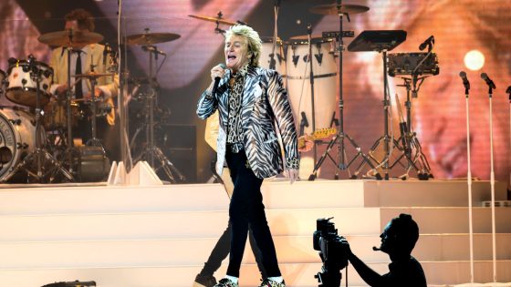 Sir Rod Stewart ‘booed’ by German crowd while making show of support for Ukraine | World News – MASHAHER