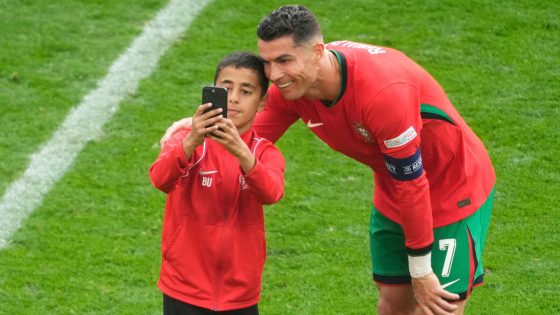 Pitch invaders keen for Cristiano Ronaldo selfies disrupt Turkey v Portugal Euro 2024 match | World News – MASHAHER