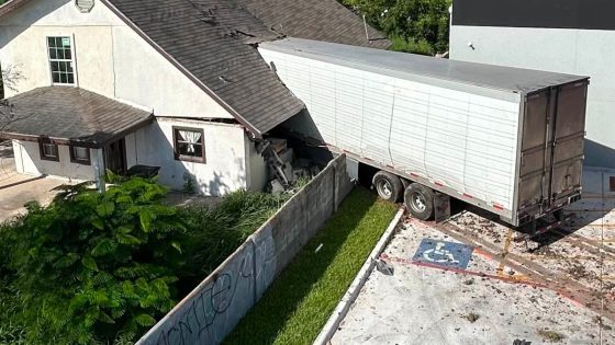 Truck driver dead after 18-wheeler crashes into Texas home – MASHAHER