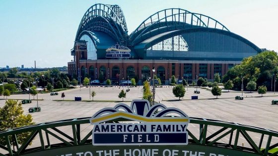 11 people injured when escalator malfunctions in Milwaukee ballpark after Brewers lose to Cubs – MASHAHER