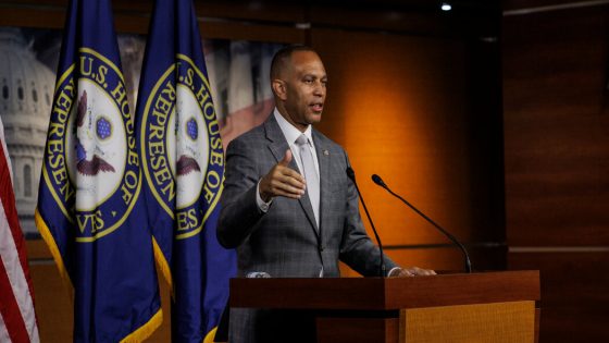 Hakeem Jeffries Plans to Discuss Biden’s Candidacy With Top House Democrats – MASHAHER