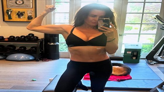 Kyle Richard’s flexes her abs as she celebrates two years of sobriety on Instagram – MASHAHER