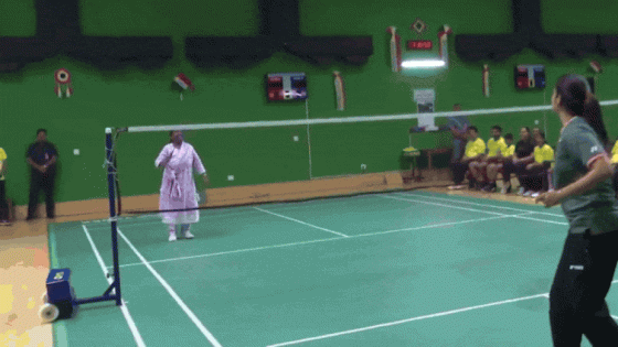 Watch: President Droupadi Murmu plays badminton with ace shuttler Saina Nehwal | India News – MASHAHER