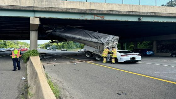 One injured after tractor trailer hits bridge, car on I-495 in Montgomery County – MASHAHER