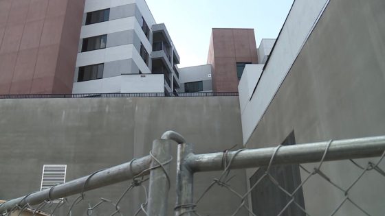 Squatters keep taking over 7-story Vegas-area apartment building that stalled out while under construction – MASHAHER