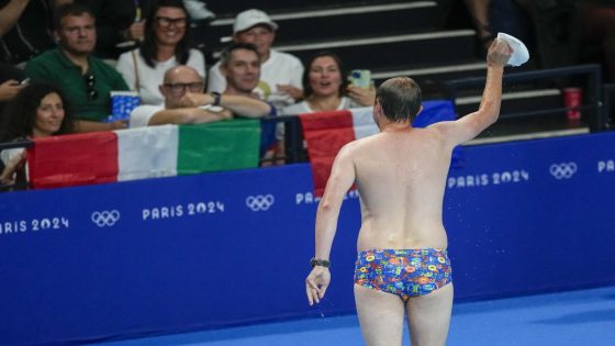 ‘Bob the Cap Catcher’ becomes Olympic sensation after rescuing lost swim cap at bottom of pool – MASHAHER