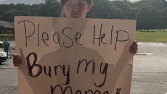 GA boy who held sign asking for help to bury his mom raises nearly $80K for her funeral – MASHAHER