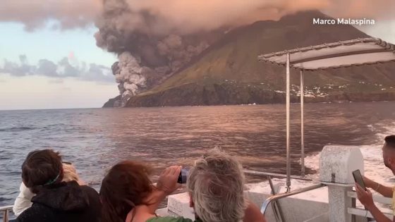 Group takes boat to watch Stromboli eruption in Italy – MASHAHER