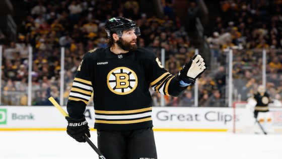 Blackhawks sign three-time Stanley Cup champion Pat Maroon to 1-year contract – MASHAHER