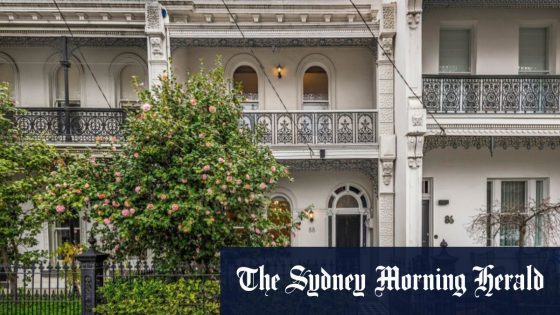 Family pays $3.9m for ‘beautiful old terrace’ in Albert Park at auction – MASHAHER