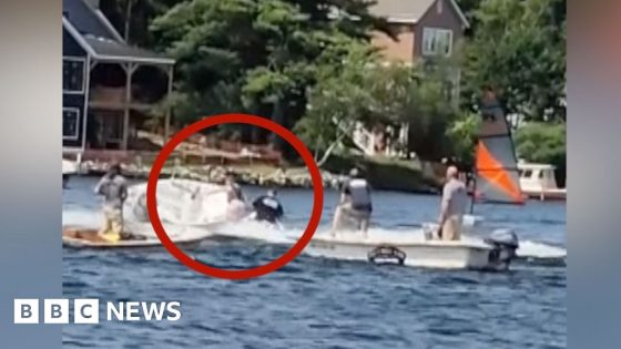 Moment teen on jet ski stops runaway boat speeding in circles – MASHAHER