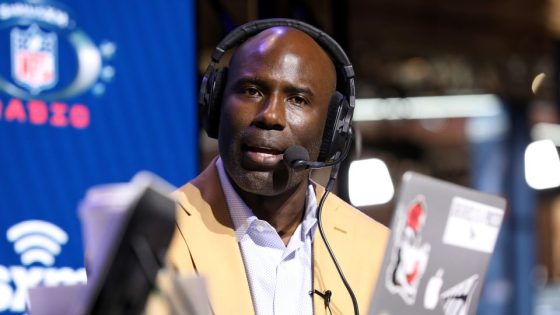 Terrell Davis, football Hall of Famer, says he was removed from plane after tapping a flight attendant – MASHAHER