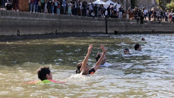 Paris mayor dips into Seine to banish pollution fears – MASHAHER